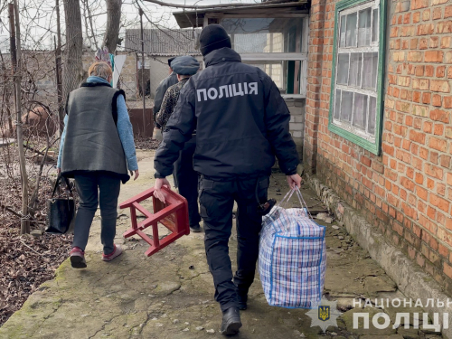 Дивом залишились живі - поліцейські евакуювали двох жінок з Гуляйполя (відео)