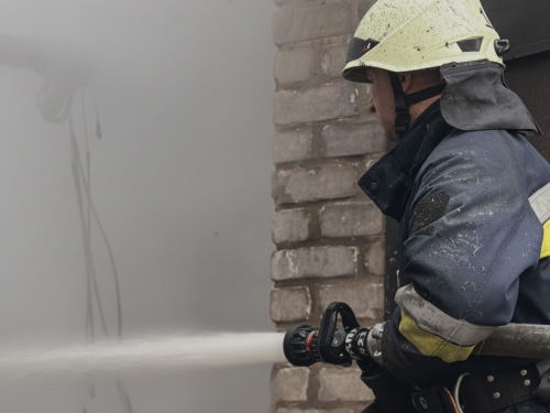 Пожежа у багатоповерхівці — у Запоріжжі надзвичайники врятували 80-річну жінку