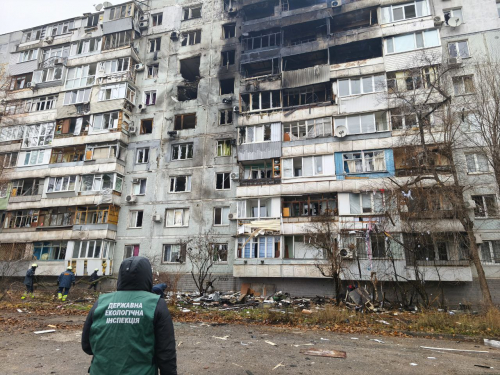 Земля усіяна уламками - екоінспектори зафіксували масштабне забруднення після атаки в Запоріжжі (фото)