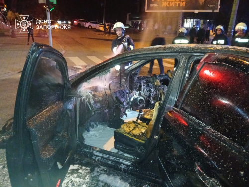 Chevrolet спалахнув після зіткнення - у Запоріжжі сталася ДТП на перехресті (фото)