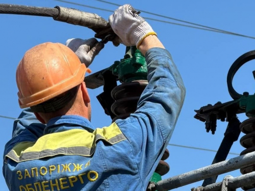 Запоріжжяобленерго повернуло світло 10 тисячам родин після обстрілів.