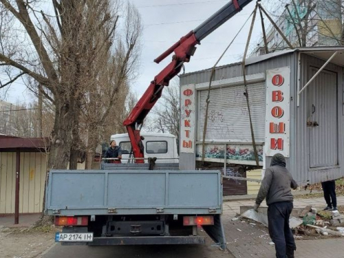 В одному з районів Запоріжжя зник незаконний овочевий кіоск - фото