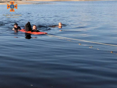 У Запоріжжі чоловіки дійшли до середини Дніпра, а назад не змогли – чи всіх врятували