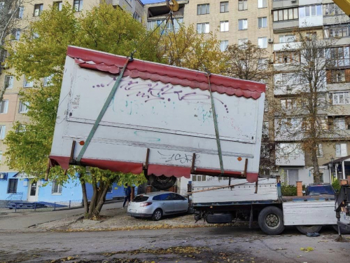 Торгували продуктами без документів – у Запоріжжі знесли незаконний кіоск