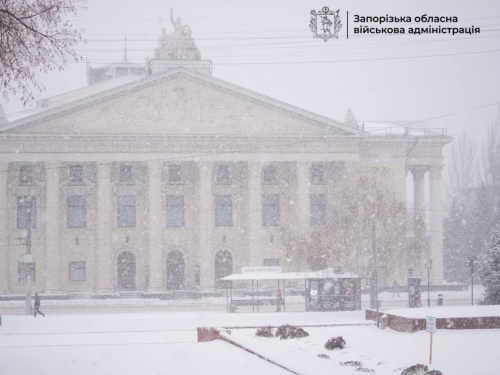 У Запоріжжі триває боротьба зі снігом - рятувальники визволяли автомобілі (фото)