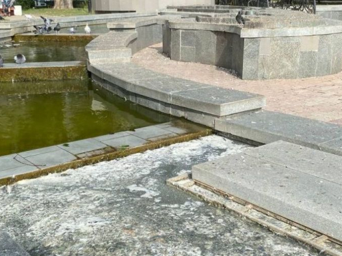 У курортному місті Запорізькій області фонтан, урочисто "відкритий" окупантами, перетворився на брудну калюжу - фото