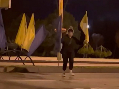 Дівчина вкрала прапори на центральному проспекті Запоріжжя - де їх знайшли