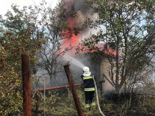 Через загоряння трави на дачах у Запорізькому районі згоріло вісім господарчих споруд - фото