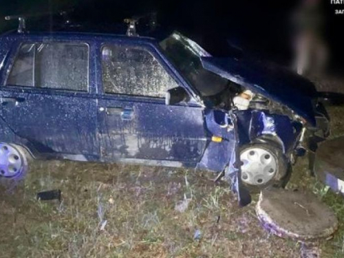 У Запоріжжі п'яний водій не впорався з керуванням авто і врізався в бордюр - фото