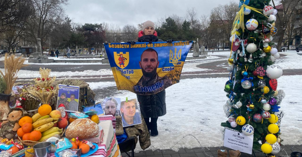 Четверте Різдво в полоні - у центрі Запоріжжя встановили ялинку з колючим дротом та стіл з порожніми стільцями (фото)