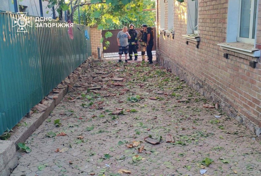 Загинув молодий поліцейський, пошкоджені будинки у трьох районах Запоріжжя - наслідки ворожих ударів 10 липня