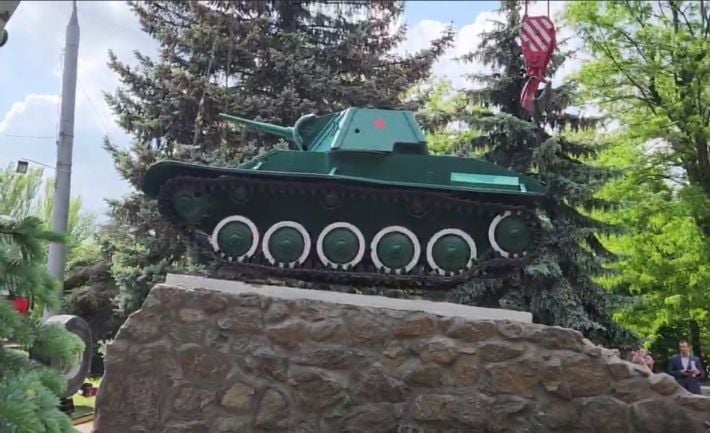 Демонтували та відправили на реставрацію: в Мелітополі окупанти зняли з постаменту радянський танк