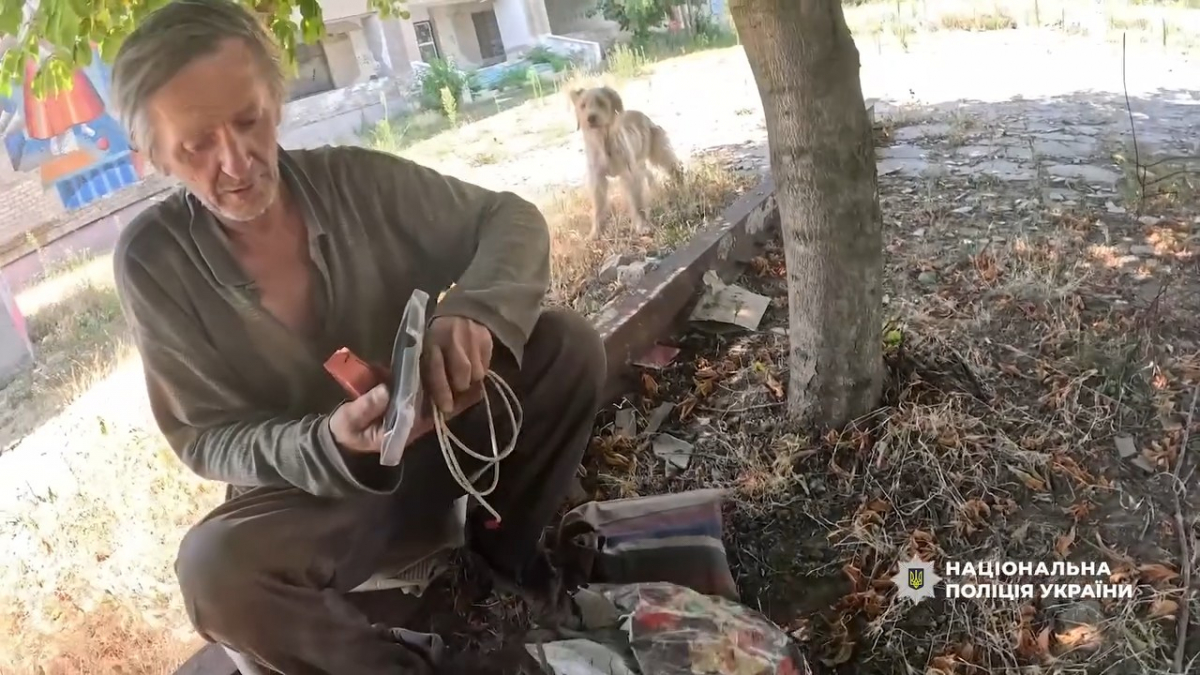Вийшов живим із пекельної "сірої" зони - на Запоріжжі врятували пенсіонера, який ховався від російських дронів у кущах (фото, відео)
