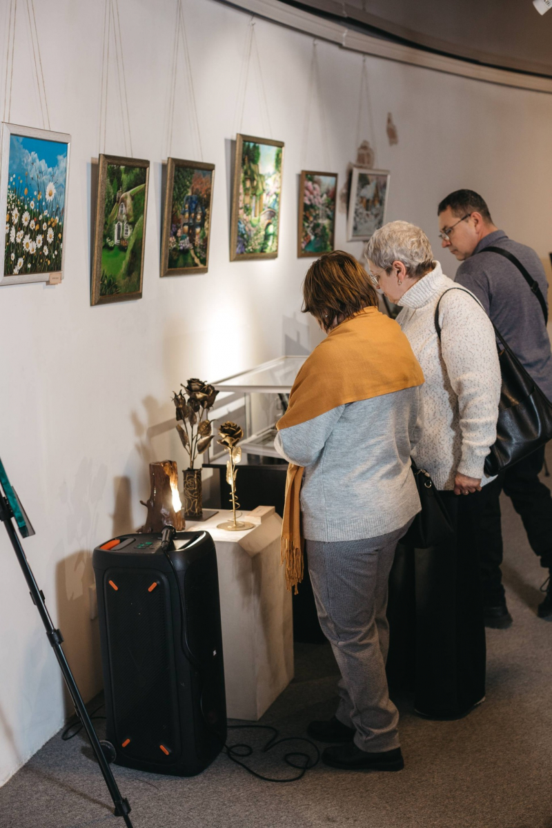 Мистецтво допомагає повернутись до мирного життя - у Запоріжжі відкрили виставку ветеранів та їхніх родин