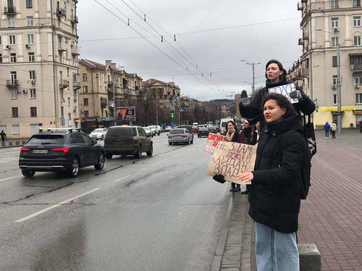 “Нас не зупинять ні сніг, ні дощ” - у Запоріжжі рідні військовополонених вимагали повернути героїв додому