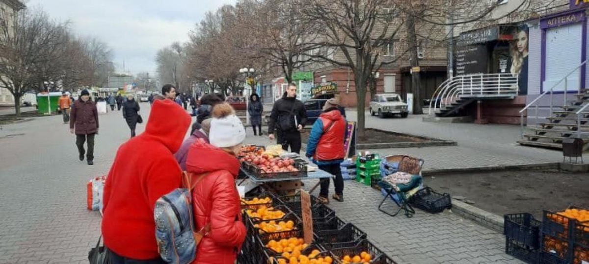 На "стометрівці" біля популярного запорізького ринку незаконно торгували мандаринами та ковбасою - фото