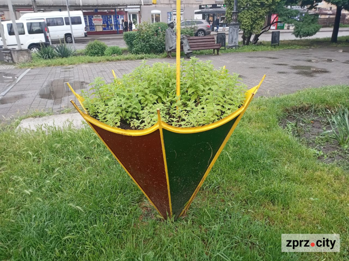 Краса і вандалізм на проспекті Металургів - у Запоріжжі спотворили скульптуру героя популярного фільму (фото)