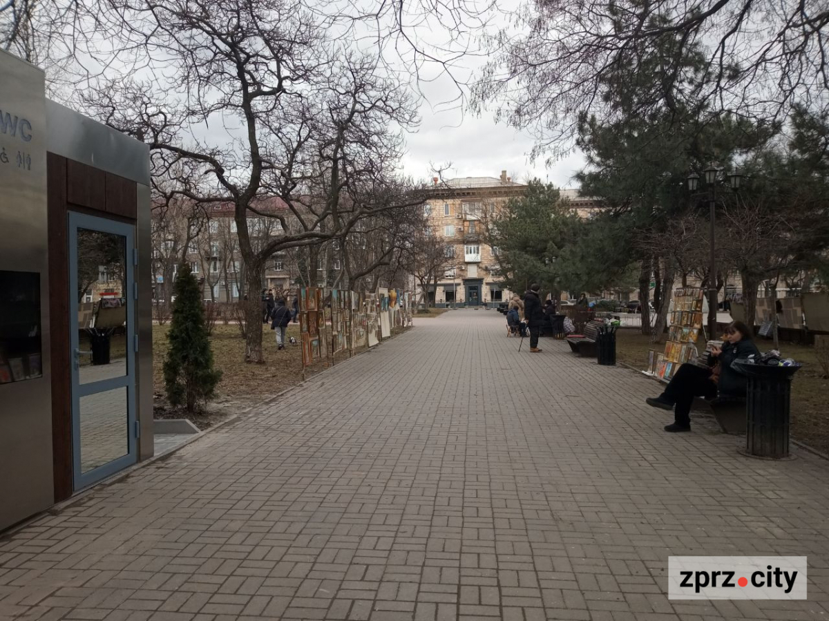 Майдан Митців у Запоріжжі: як вернісаж біля фонтану виглядає на початку весни (фото)