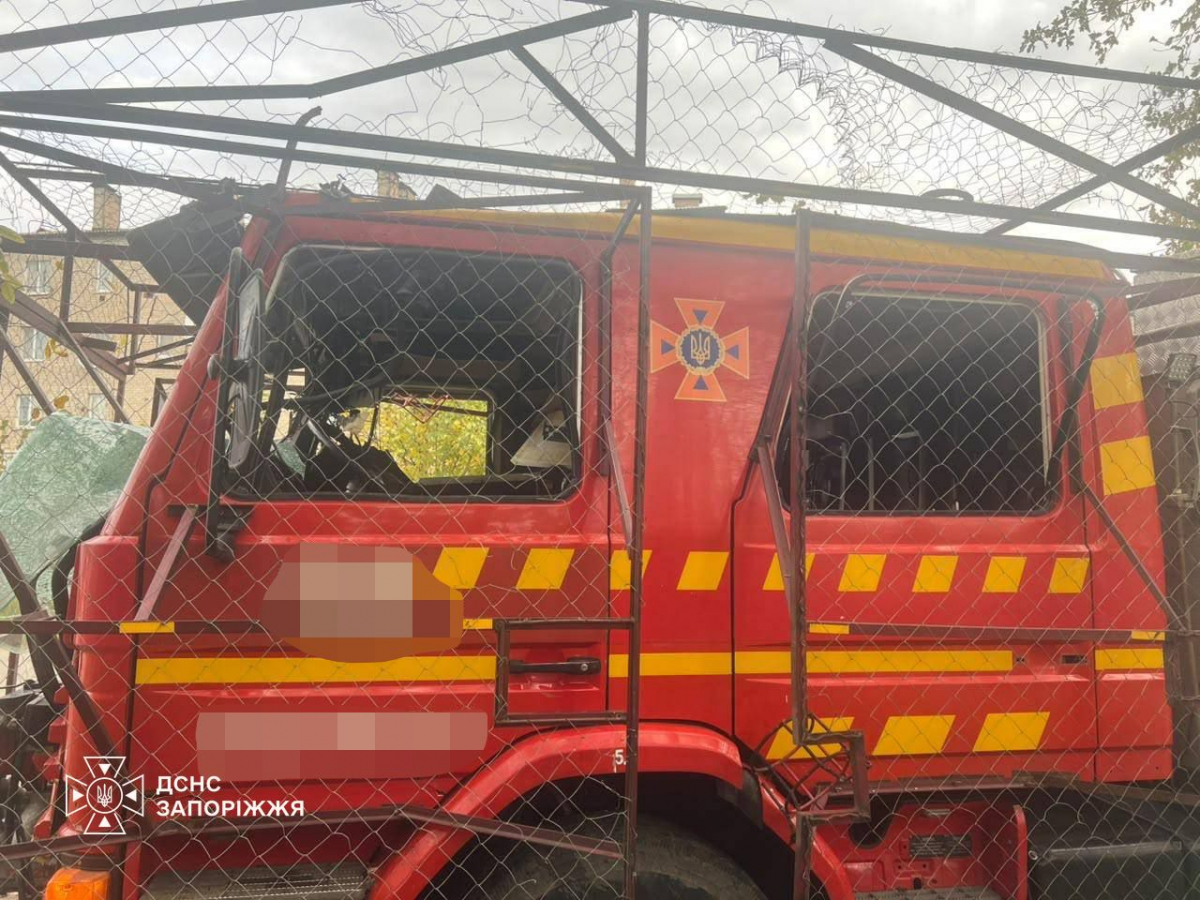 Обстріл автобуса, складу та рятувальників: на Запоріжжі внаслідок атак загинула людина, є поранені (фото)
