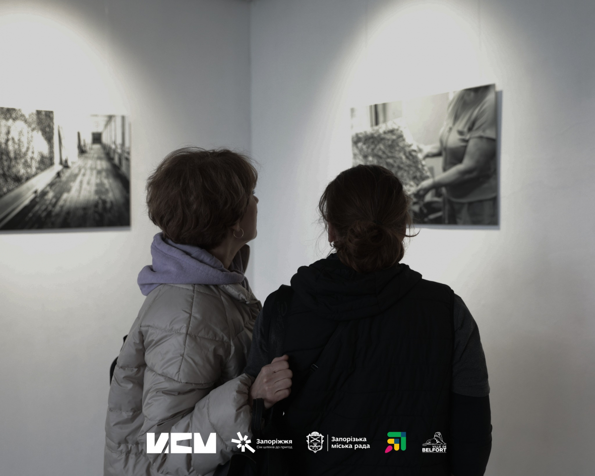 "Плетиво життя": у Запоріжжі відкрилася виставка, присвячена жінкам, які щодня допомагають фронту (фото)