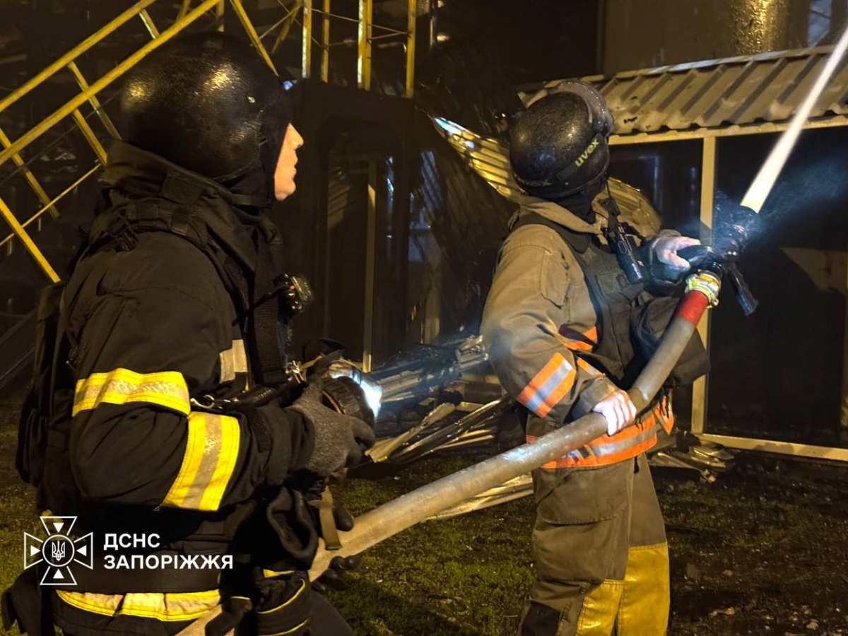 На підприємстві спалахнула масштабна пожежа: росіяни атакували Запоріжжя безпілотником (фото, відео)