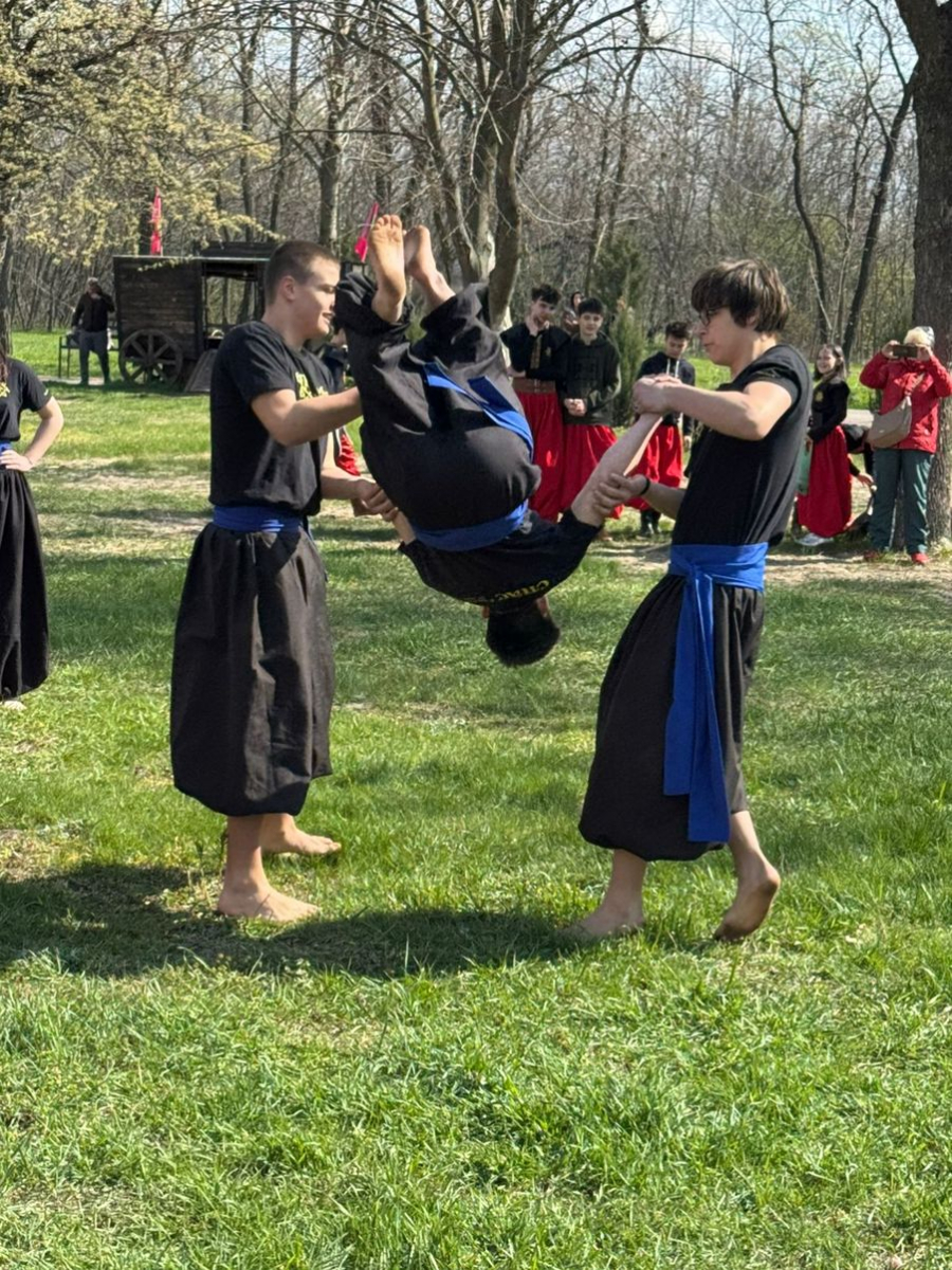 На Великдень спасівці показали на Хортиці видовищні козацькі бойові мистецтва - фото