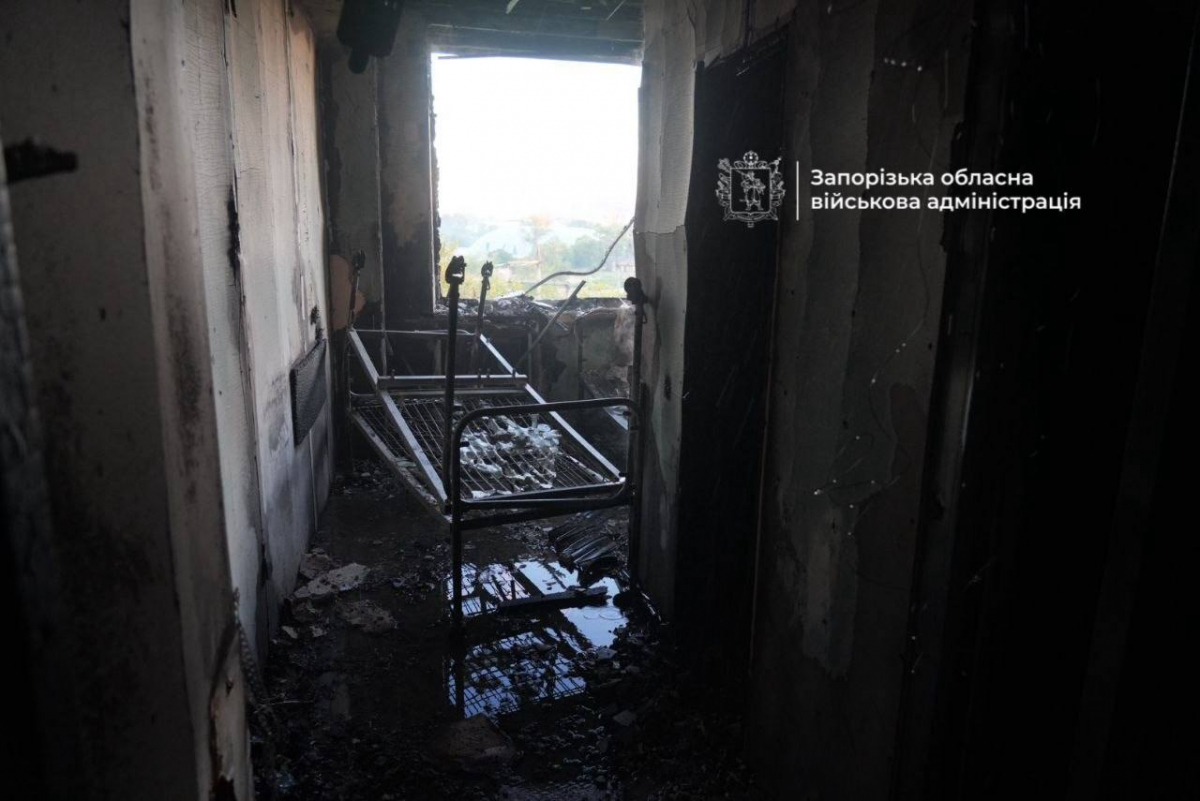 Ранкова атака по Запоріжжю: російські дрони влучили в медзаклад і пошкодили «швидкі» (фото, відео)