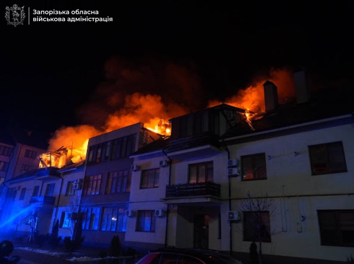 Поранено жінку, двох людей врятовано - у Запоріжжі під час атаки російських дронів спалахнув дах будинку (фото, відео)