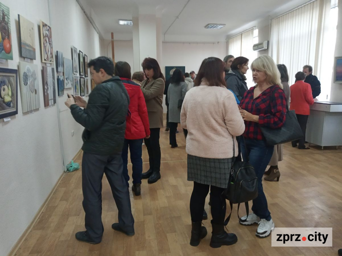 Запорізький музей тимчасово надав "дах" художникам з вернісажу у фонтана - фото