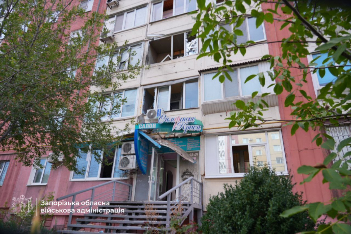 Дрон вдарив по багатоповерхівці – у Запоріжжі подружжя постраждало від російської атаки (фото, відео)