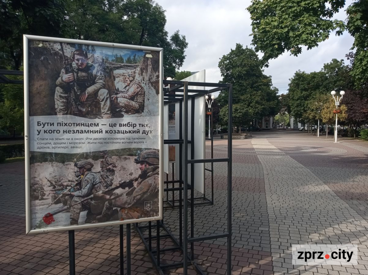 На запорізькому бульварі відкрили фотовиставку, що передає справжню атмосферу життя бійців "Кара-Дагу"