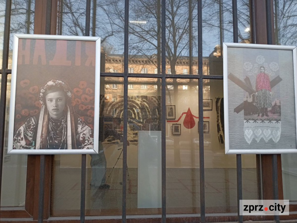 У центрі Запоріжжя оновили виставки плакатів воєнного часу - до особливих дат (фото)