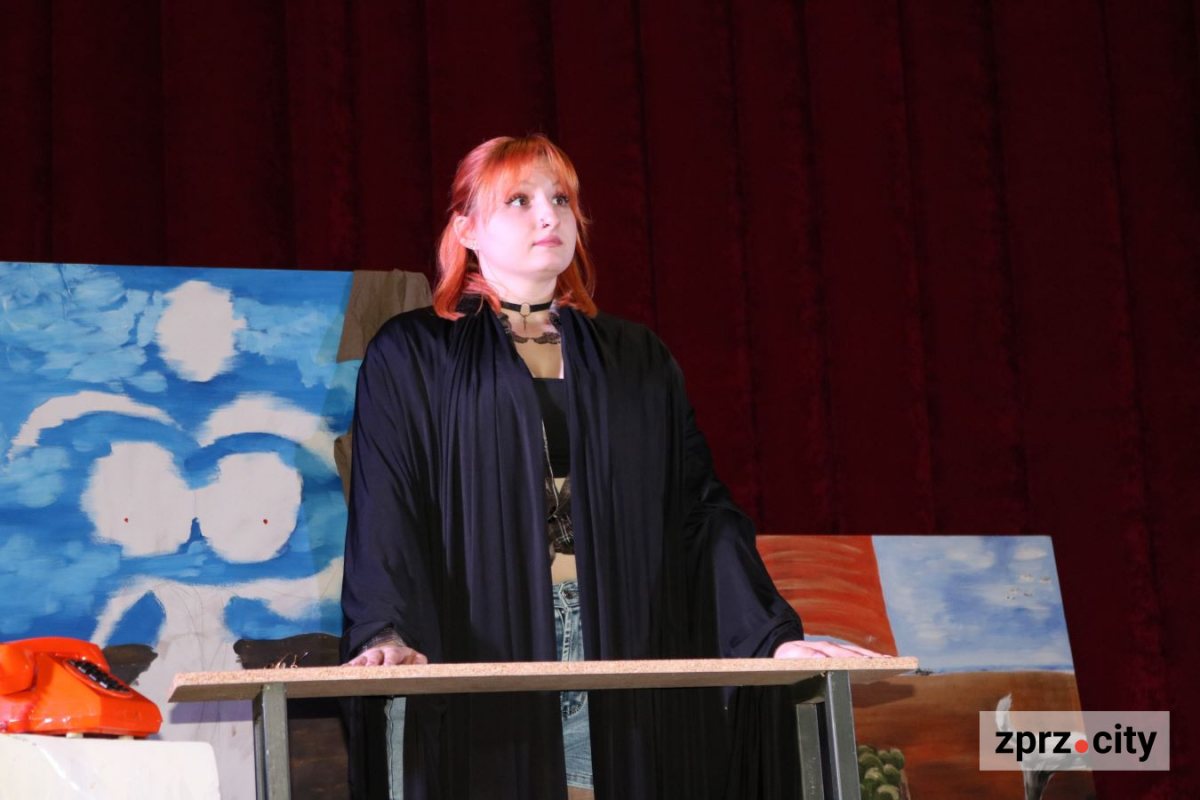 Запорізький театр показав прем'єру комедії про паризьке життя - фото