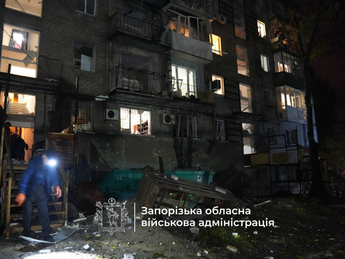 Будинок обстріляли вже вчетверте: у Запоріжжі внаслідок ракетного удару поранено п'ятьох, серед них дитина (фото, відео)