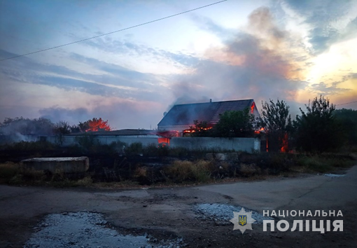 Сіла під стіну з хрестом і залишилася живою - як живуть люди у Гуляйполі під щоденними обстрілами ворога (фото, відео)