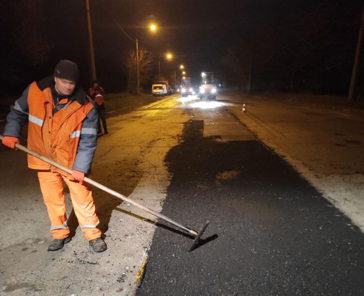 Вночі на Хортиці відремонтували найбільш аварійні ділянки  дороги - фото
