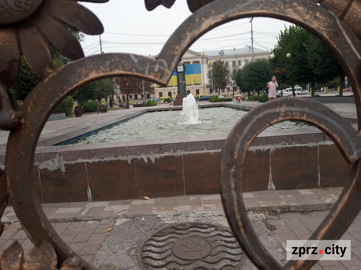 Сьогодні комунальники миють один з фонтанів в центрі Запоріжжя - фото