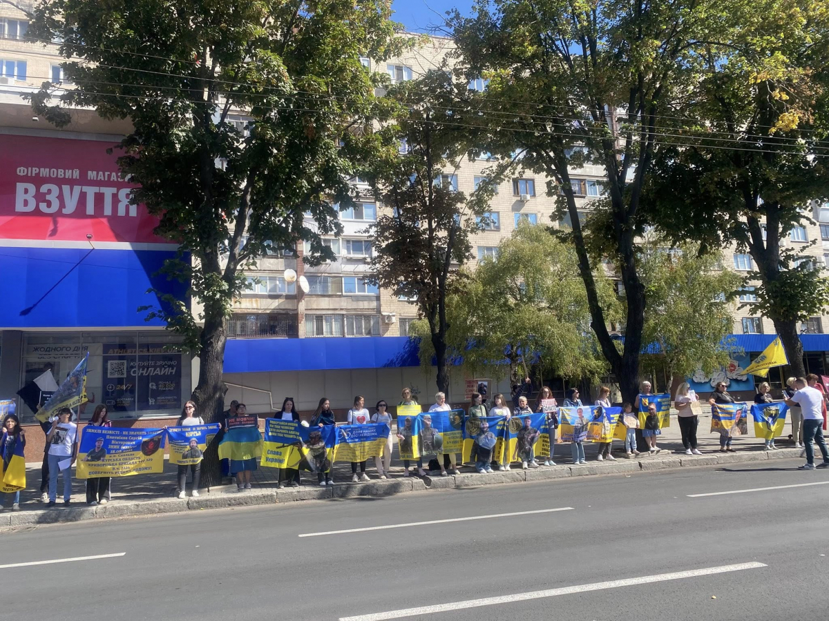 «Ми повинні за них боротися» -  у Запоріжжі пройшла акція на підтримку військовополонених (фото)