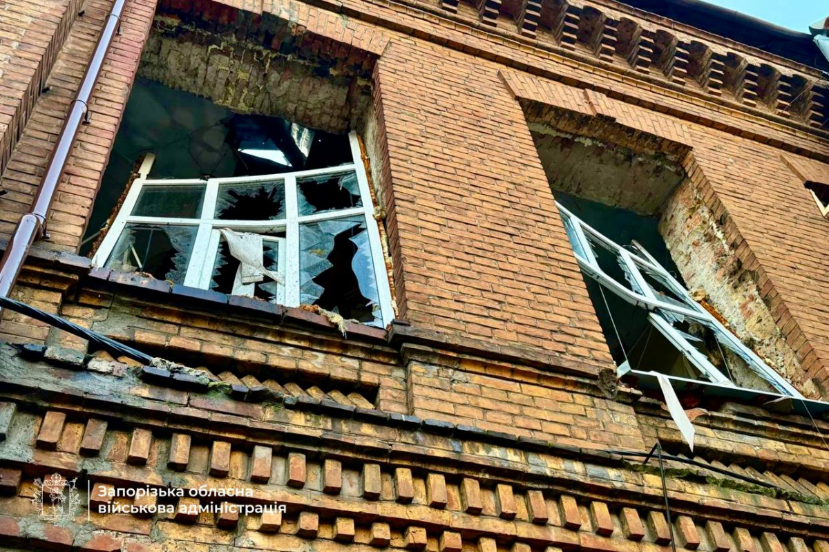 Вночі ворог атакував Запоріжжя - є постраждали, пошкоджені багатоповерхівки, торговий центр та виш (фото, відео)