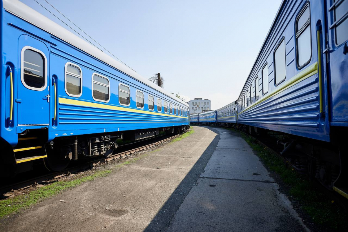 Поїзди, що слідують до Запоріжжя, затримуються через російський обстріл