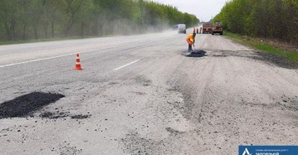 Дорожники ремонтують трасу Запоріжжя - Донецьк