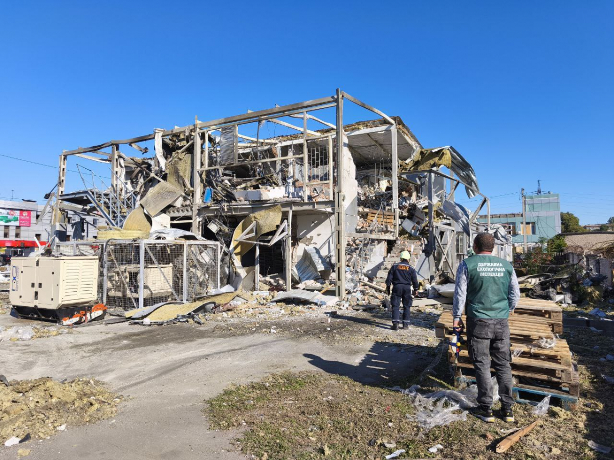 Руїни та відходи -  після ворожого удару Комунарський район  перетворився на зону екологічної небезпеки (фото)