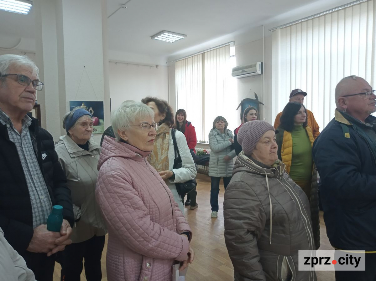 Запорізький музей тимчасово надав "дах" художникам з вернісажу у фонтана - фото