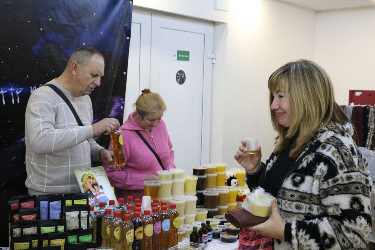 У Запоріжжі журналісти, майстрині та рок-музиканти об'єдналися і зробили благодійний ярмарок - фото