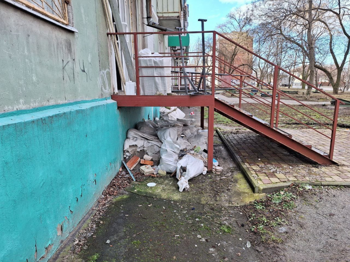"Сховав" під сходами - у Запоріжжі підприємець влаштував звалище будівельних відходів