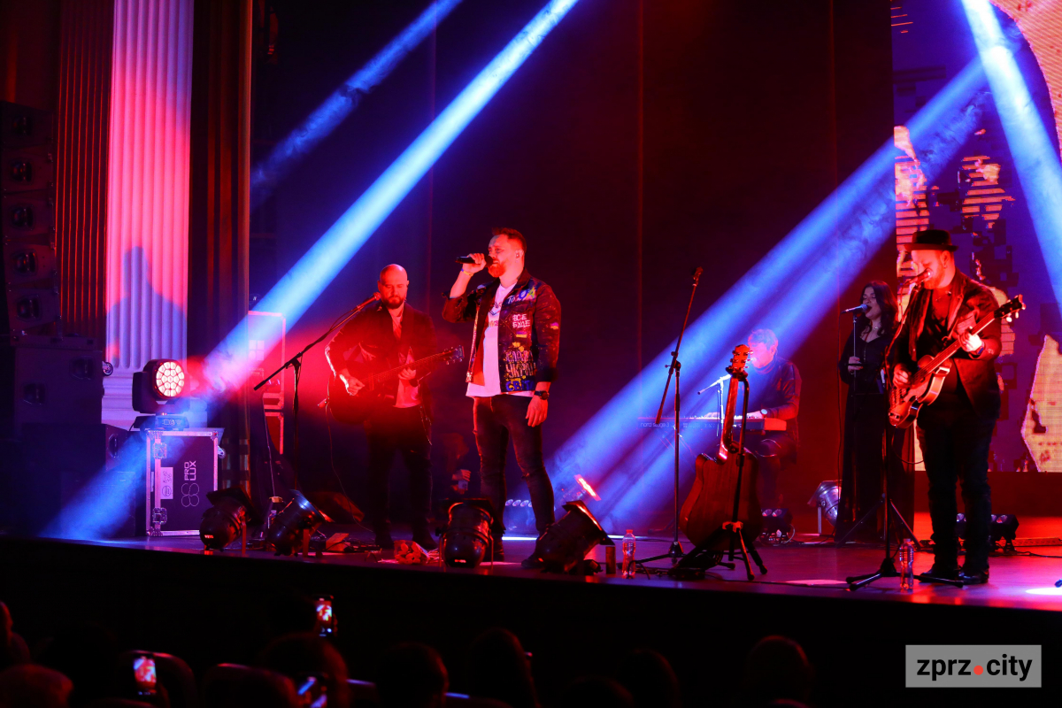 "Це наше покликання" - рок-гурт СКАЙ виступив у Запоріжжі з концертом, щоб зібрати на операцію пораненому бійцю (фото)