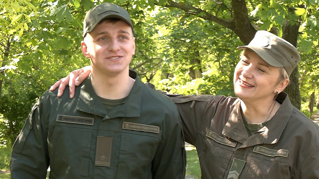 У Запоріжжі мама та син разом стоять на захисті України - відео