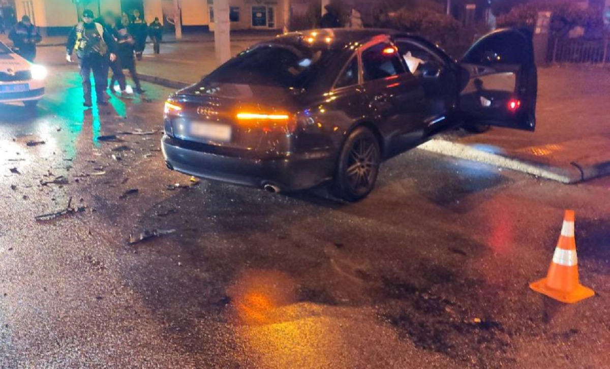 На перехресті в центрі Запоріжжя автівка врізалася у світлофор - подробиці аварії
