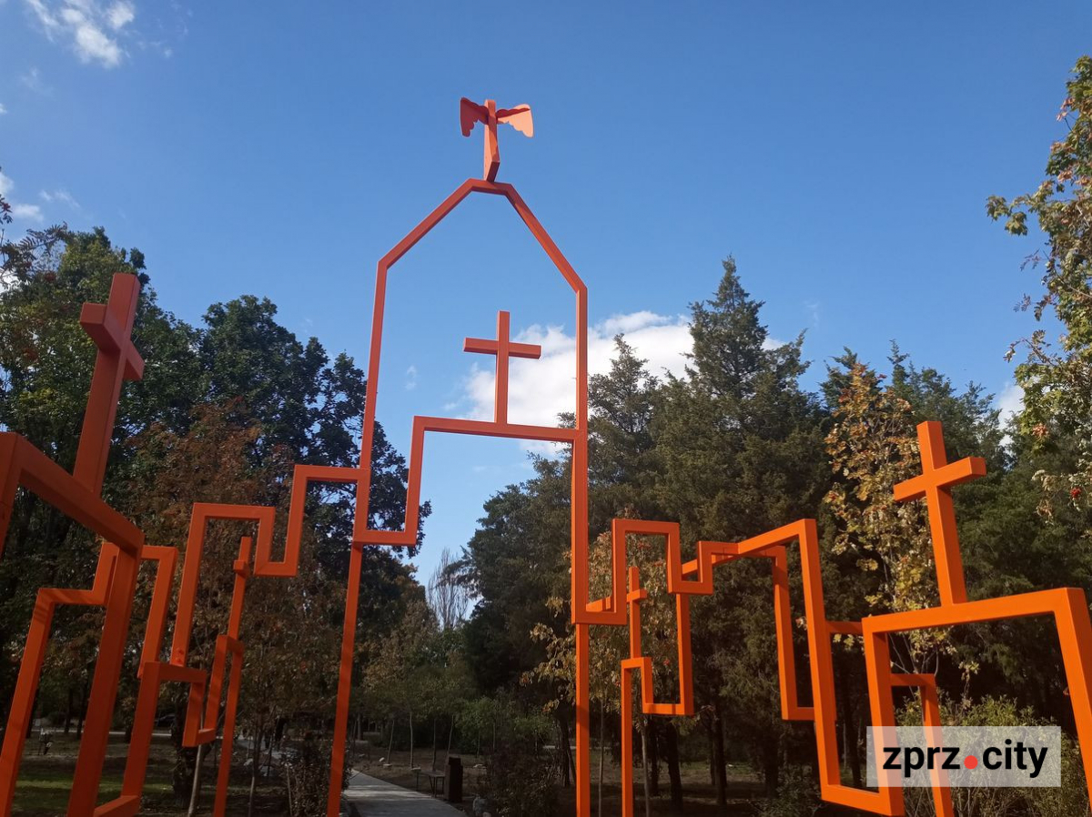 Скульптури, іменні дерева та коло з 13 каменів: у Запоріжжі з'явився новий парк і живий простір пам'яті