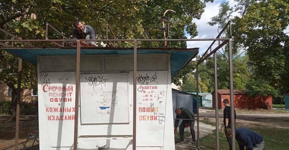 Мешканці одного з районів Запоріжжя поскаржилися на старий страшний кіоск - фото